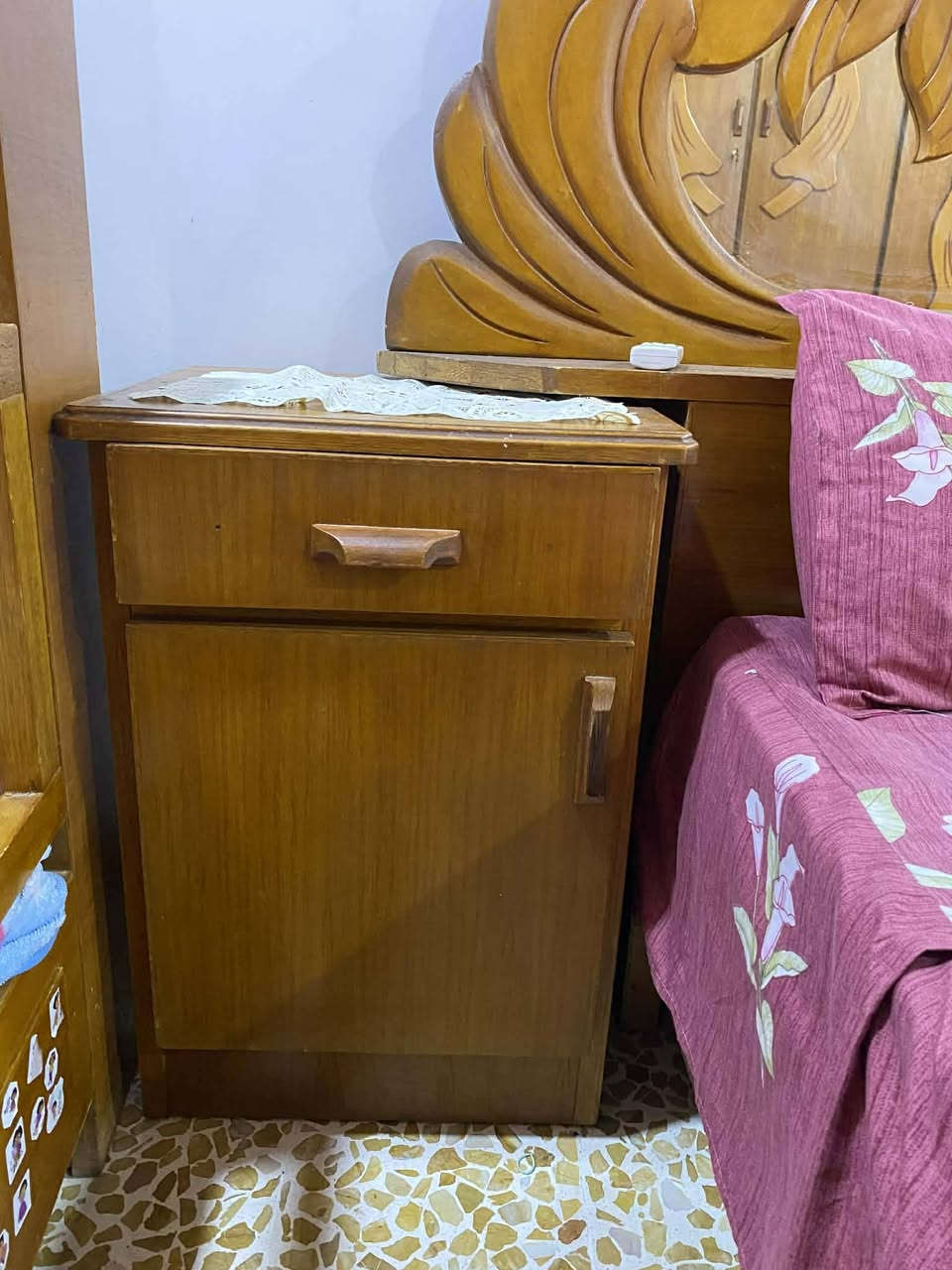 غرفة نوم للبيع خشب عراقي مكان بعشيقة السعر 850 وبيها مجال  مكلف بل نشر اتصل. ***********  /  بدون دوشك
