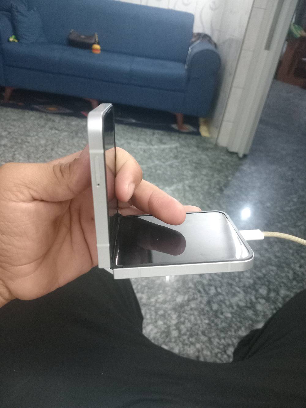 سامسونك Zفليب 6 ذاكرة ٥١٢ رام ١٢😍 نظيف جدا  واخو الجديد 
استعمال بيت وبي طخة صغيرة واضحة بالصورة 

و بدون ملحقات يرجى الانتباه فقط كارتونة مع الجهاز 

الجهاز مواصفاته قوية ومعروفة المعالج سناب دراكون ٨جين ٣ صوت ستيريو عالي و واضح 

السعر ٦٧٥ الف😍 وبي مجال للشراي ويدلل