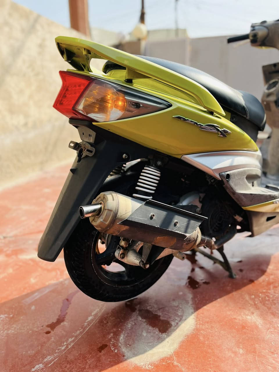 سلام عليكم شباب دراجه سنكس فحل  للبيع موديل 2010 ياباني دراجه بلاديه بس مكينه وصالنصه رياضي اصلي مزوده بوشه 58 ونص  ولبوشه اصلي وغراضه كله اصلي  ومكينه خير من الله شلعه ومعدل . . دراجه بيه نقص واحد فقط الگيج مال سرعه فقط ولباقي كله كفاله.. السعر ٩٠٠ وبيه مجال للشراي يجيني ويشلع عيوني 📈 رقم الهاتف 📞 ***********
