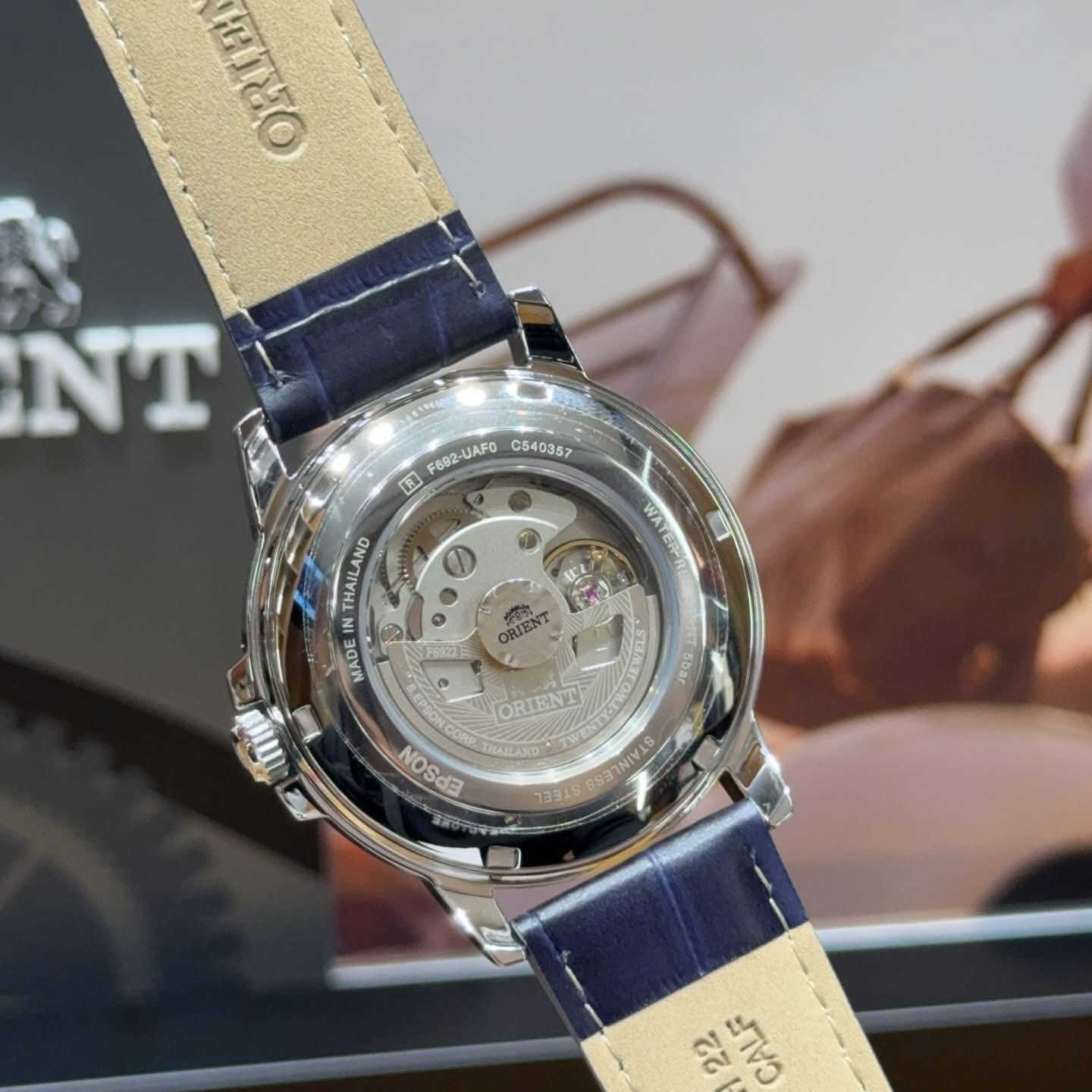 عروض العيد 

والتوصيل مجاني داخل بغداد 

أورينت كونتمبوراري

وكالة ضمان سنة 

قطر 43

اوتوماتيك / تكويك 

40 ساعة احتياطي 

22 حجر كريم 

ماكنة كشف 

زجاج مقاوم للخدوش والصدمات 

مقاوم للماء 50 متر 

لومينوس 

255 الف 

توجد خدمة توصيل 

***********
