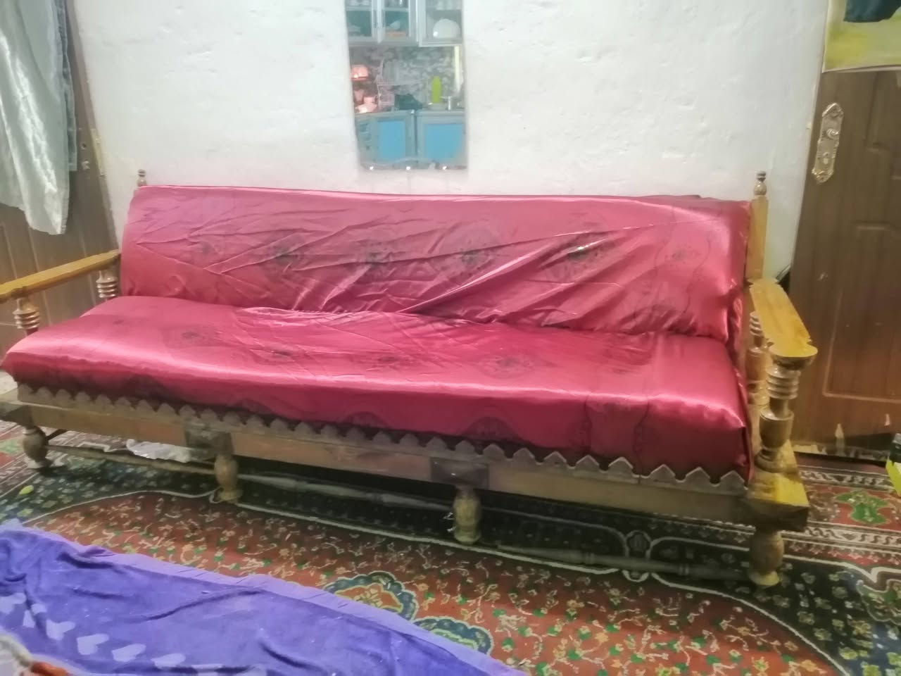 السلام عليكم نص تخم قنفات خشب قوي نضيف السعر ٢٠٠ قنفه و٣ كراسي ***********
