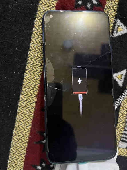 السلام عليكم تلفونين انفنكس واحد عوزة شاشة والثاني شغال مابي شي بس يأخذ شحن بطيي 

ثنينهن ب ٥٠ ألف 

مكاني زبير 

*********** واتساب
