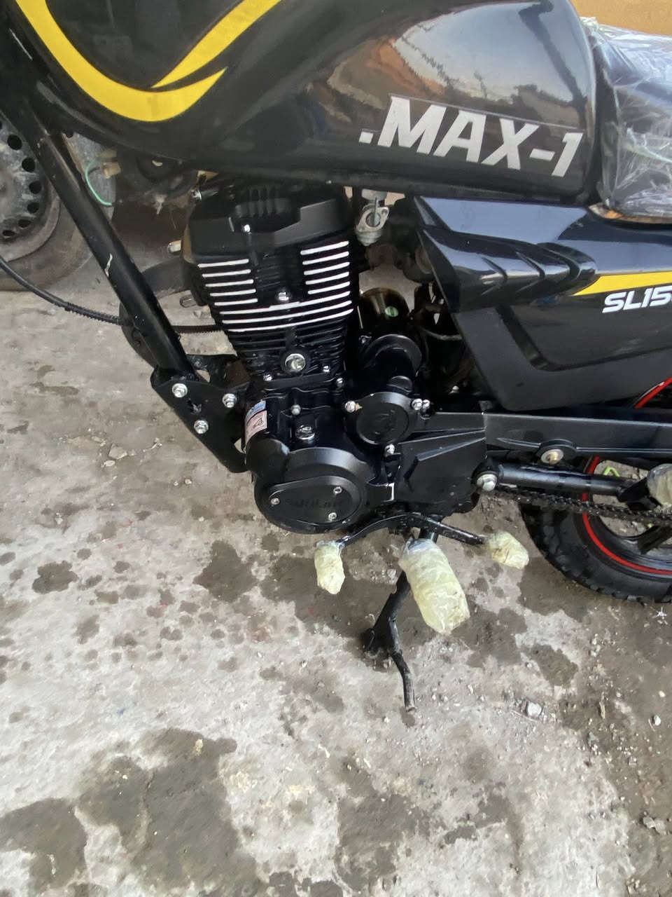 سلام عليكم دراجه شاينك موديل 2024. نازله بل 25 ورقت نزوله من ارمبه موجود حته تتئكد بيا سنة نازله أوراق كامله متفوع بيهه كمرك دراجه كامله ما عوزه برغي واحد وشوف عينكم بل صور سعرهه 900وبيهه مجال حك اجيه مكاني بغداد الكماليه رقم ***********
