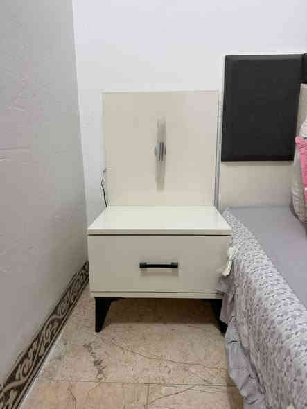 السلام عليكم غرفه نوم جديدة اشتريتهه قبل شهر مضطره ابيعهه سعرهه مع الدوشك الاصلي 600 
للاستفسار خاص او واتساب ***********
