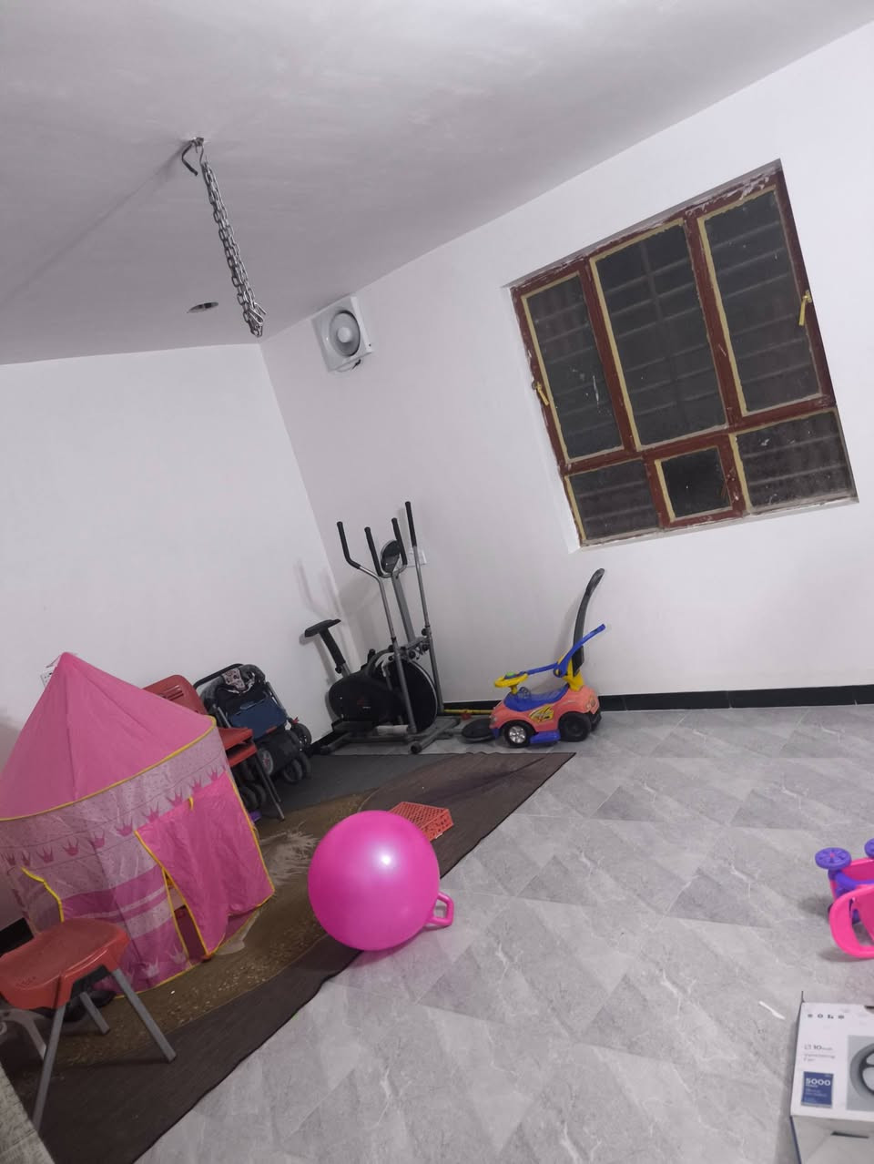 بيت للبيع المساحة ١٠٠ متر طابقين
٣ غرف نوم واستقبال و صاله كبيره جوه وفوك و ٣ خدمات خارج وداخل وبالطابق الثاني 
بي كراج صغير البيت كامل بي نقص واجهه فقط
منطقه كامله خدماتها تبليط ومجاري وكهرباء 
موقع ممتاز قريب على جامع و مدارس ابتدائية ومتوسطه بنين وبنات تقريبا  ١٠٠ متر ...  قريب ع السوك وشارع ٦٠ 
يبعد عن سربع الدورة  ٢٠٠ متر ...  الدورة بالزراعي بين الصحة وشارع ٦٠ ---  السعر ١٦٠
للاستفسار الاتصال ع الرقم  *********** موجود واتساب ..
ماارد لا تعليقات ولا مراسله ع الفيس
