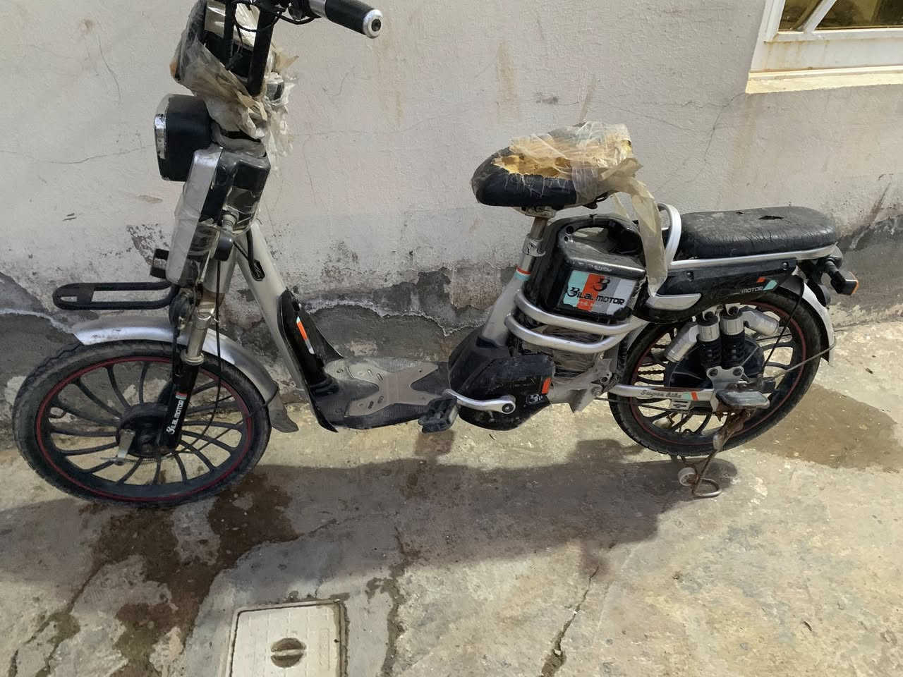 السلام عليكم باسكل شحن  بطاريات قبل 6 اشهر مبدلهن بسكل متروك فتره سعر 200 
***********
