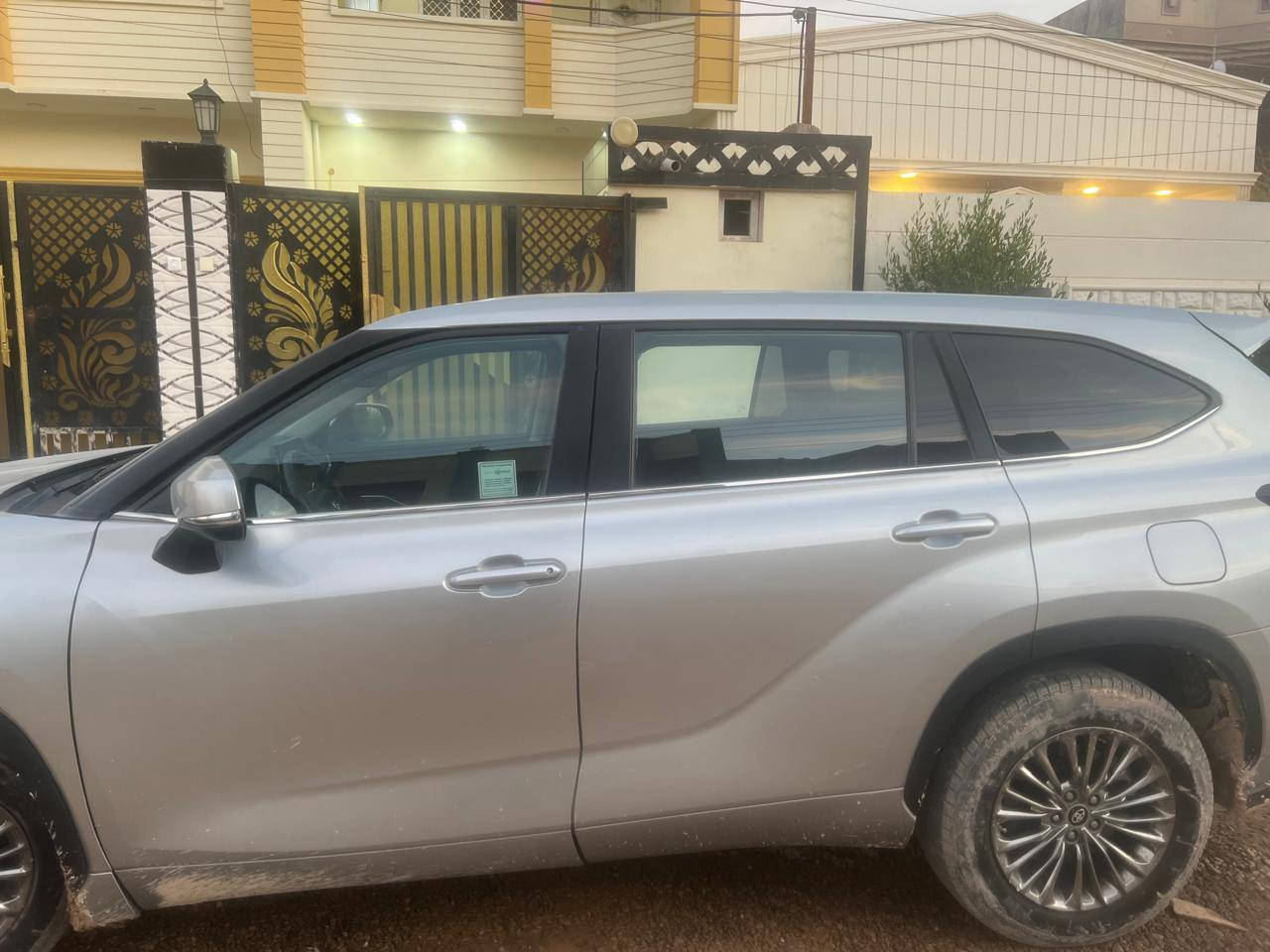 هايلندر 2023 للبيع
قطعتين باب وجاملق جهة السايق
4 توربو
ماشيه 8 الف 
السعر 280 وبيها مجال 
رقم الموبايل ***********
