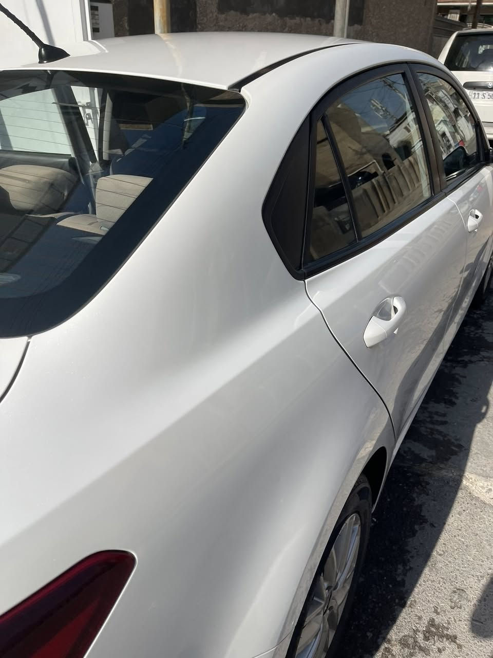 كيا ريو خليجي ١٦٠٠ موديل ١٩ ماشيه ٣٩ السياره مكفوله من كلشي ما عدى شخوط بسيطه بالدعاميه السياره جديده تدفئه تبريد اشاير بالمري مري شفط سنتر لوك السعر ١٣٠ وبيه مجال رقمي ***********
