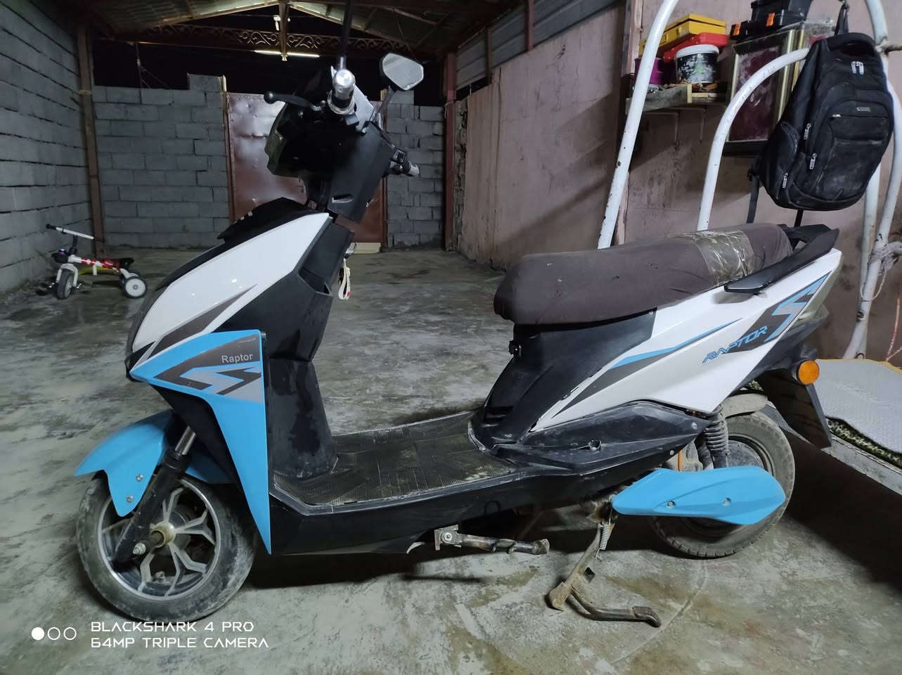 دراجة شحن كهرباء موديل 2025
نظيفة وتشتغل تمام، مثل ما مبين بالصور
مناسبة للتوصيل والاستخدام اليومي
شحنها ممتاز
مكني حبانية ماعندي توصيل 
لحب يتصل على 
 الرقم ***********
