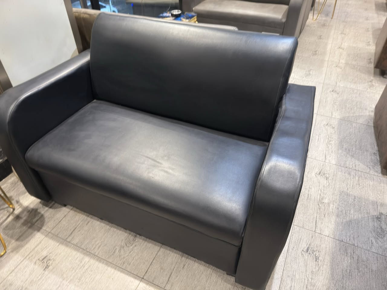 تخم نفرين جلد نظافة 80‎%‎ 
3 ألوان اسود - رصاصي- بيجي 
قياسات عرض 130سم ارتفاع 90 سم 
العدد 22 قطعة 
المكان شارع فلسطين تقاطع الصخرة 
سعر القطعة 75 ألف 
موبايل ***********
