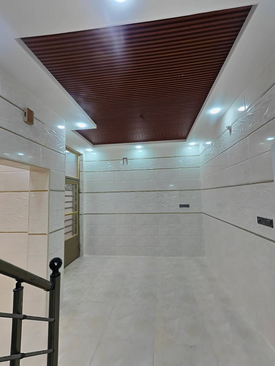 اللهم صلي على محمد وال محمد 🌹 سعر مناسب 🌹
يوجد بيت 70 متر طابقين طابوك في كربلاء حي العباس مقابل حسينية صاحب الزمان عليه السلام  
منطقة سكنية تتوفر فيها جميع الخدمات تبليط 8 متر 
يتكون البيت من 3 غرف  وصاله ومنور ومطبخ وحمامات عدد 3 
طابو زراعي قرار محكمه سند 25 الاستفسار 
للأتصال او واتساب *********** *********** *********** كربلاء, العراق
