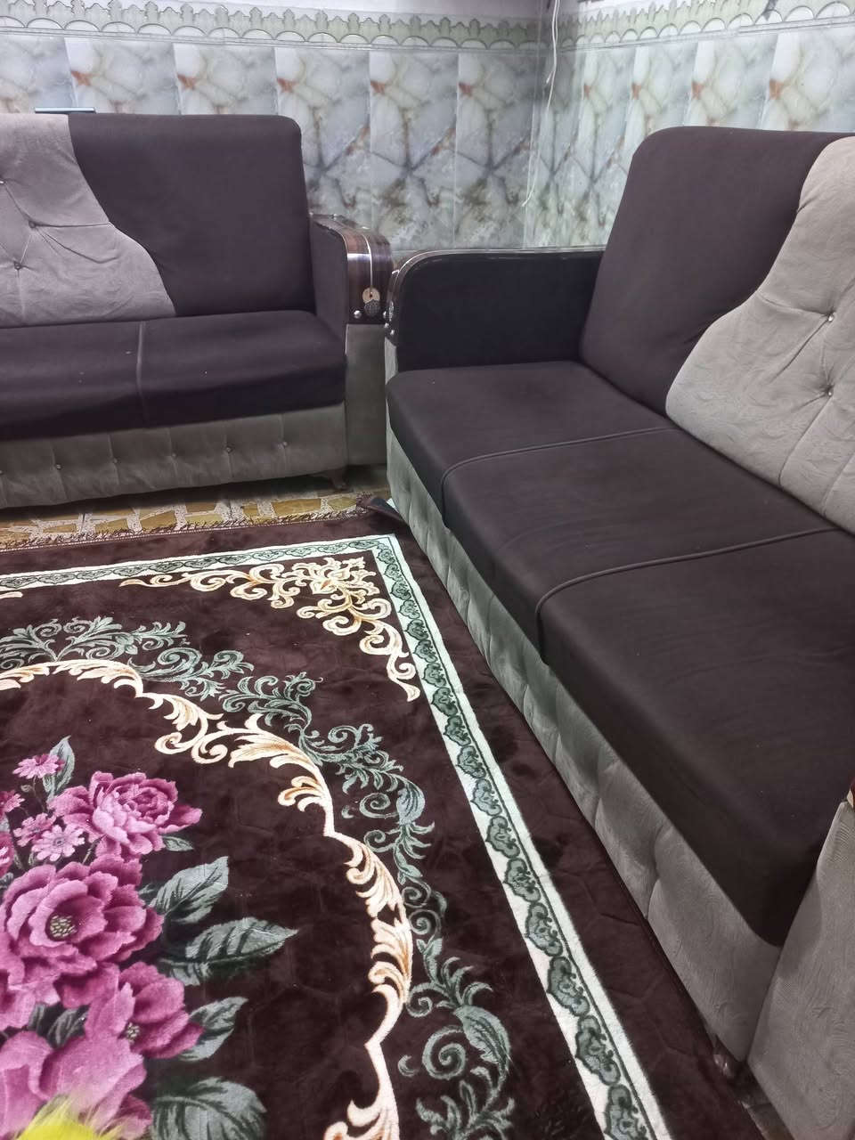 تخم  مستعمل نضيف
ثلاث قنفات وكرسيين
السعر ١٥٠ وبي مجال 
لاستفسار ***********
مكاني الحسينيه شارع ابو سمير
