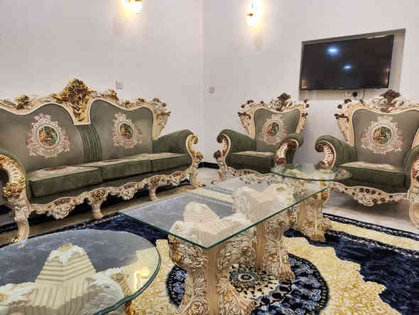 السلام عليكم صالة متكونة من تخم عشر مقاعد +ميز طعام ثمن كراسي + فاترينة
طبلة كبير مع ثنين جانبيات  
تواصل على رقم ***********تصال او واتساب
العنوان بغداد
