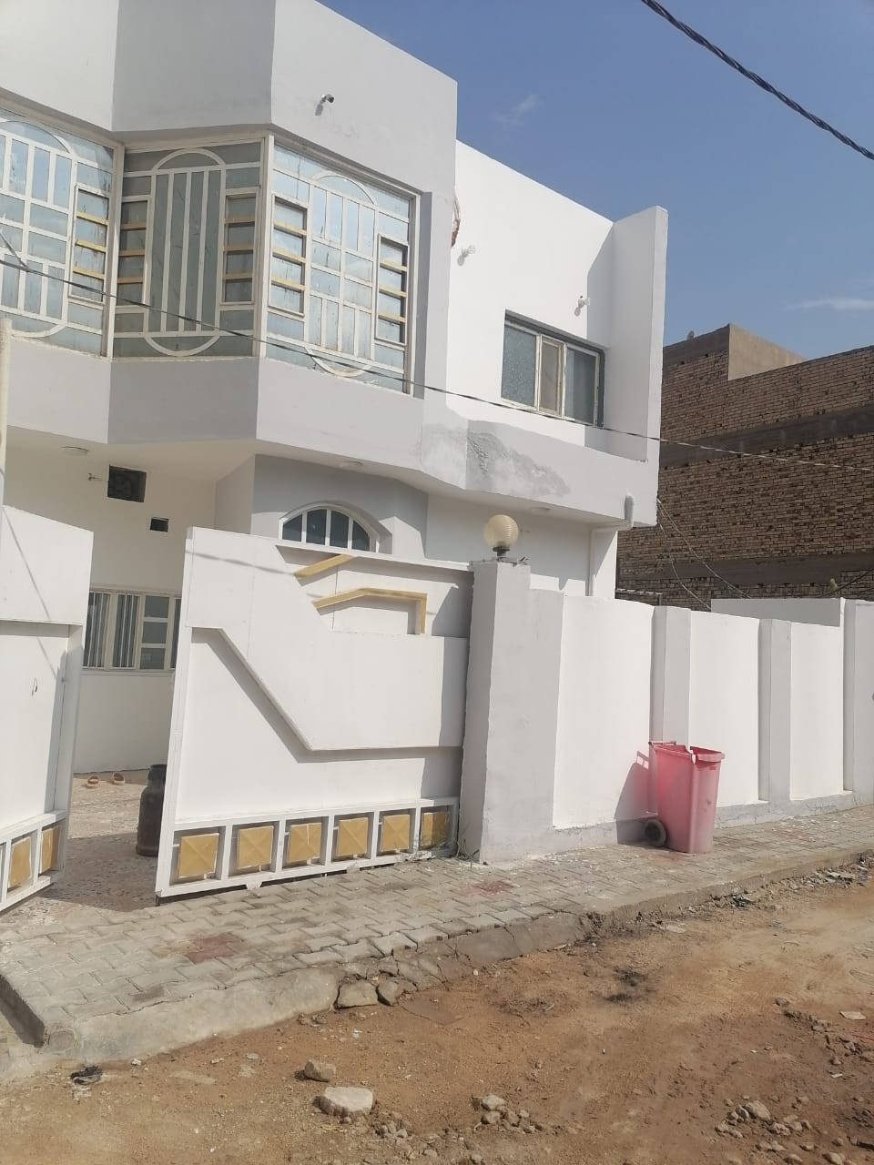 للبيع دار سكنية مميزة
📐 المساحة: 200 م²
📏 الواجهة: 10 م
تفاصيل الدار:
5 غرف نوم
3 غرف في الطابق العلوي
غرفتان في الطابق الأرضي
صالتان
ستقبال
4 مجاميع صحية
3 داخلية
1 خارجية
مطبخان
مطبخ داخلي
مطبخ علوي
درج خارجي مستقل
حديقة
طارمة
الدار ذات توزيع عملي ومناسبة للسكن العائلي أو السكن المنفصل (طابقين).
____________________________
للأستفســار/ مراجعـــــة مكتـــب النخبه للعقار والمقاولات العامه الكائــن حي العروبه شارع المتحف مقابل ايسي كريم الإيطالي او الاتصال على الأرقام التاليه 
***********
***********
