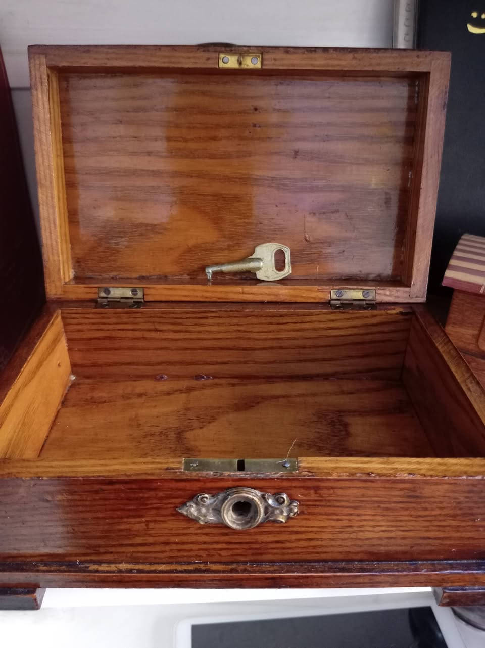 صندوق مجوهرات خشبي تصميم فكتوري مطعم نحاس وخشب انكليزي  بحالة ممتازة / الأبعاد ٢٠ × ١٥ × ارتفاع ١٠ سم
السعر / ٥٠ ألف الاستلام مباشر بدون توصيل *بغداد * البلديات *الشارع التجاري


**إذا كنت صاحب هذا الإعلان وتريد حذفه لأي سبب، رجاءا أرسل رسالة إلى الدعم الفني**