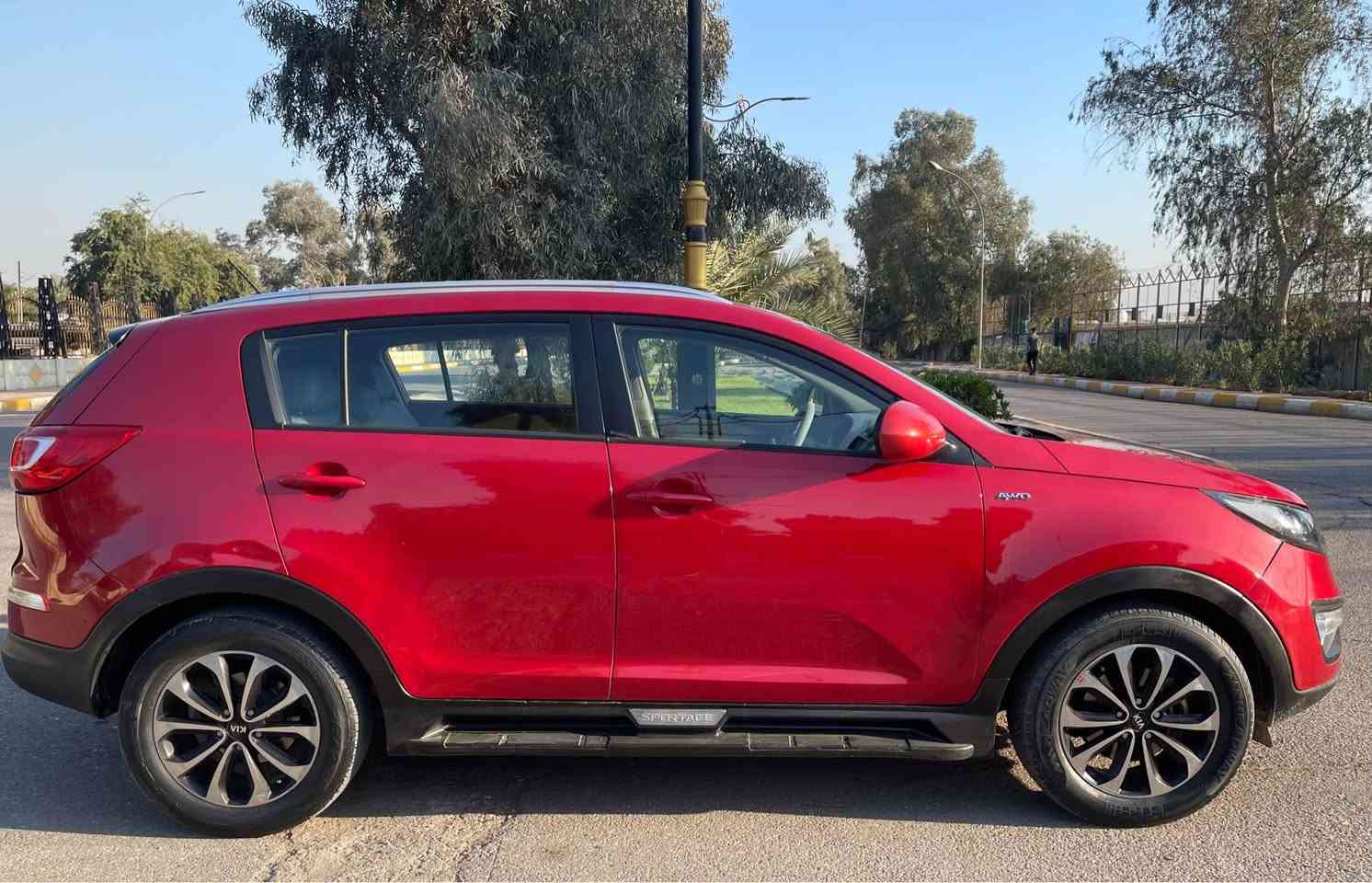 السلام عليكم
كيا سبورتج 2011 
وارد خليجي 
صبغ قبق جنطة بدون فتح
محرك 2400 دووش
تحكمات ستيرن
بلوتوث
حساسات خلفية 
كامرة دوارة
السعر
119 ورقة وبي مجال بسيط
*********** 
بغداد الدورة بغداد, العراق
