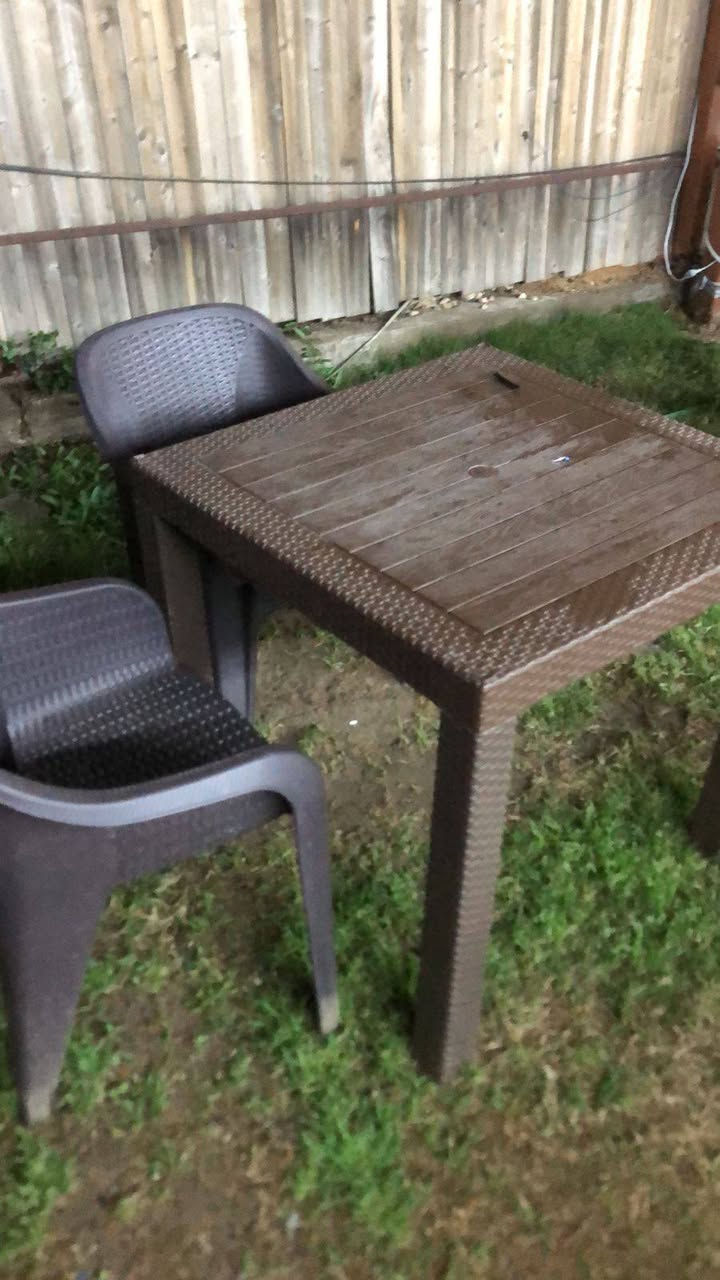 ميز العدد 20  80×80  
كرسي العدد 60  
للبيع 
البنوك شارع المشاتل 
السعر عل خاص 
صار شهر من اشتريتهن 
***********
