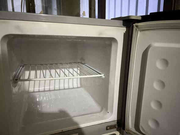 ثلاجة مستعمله للبيع 
ثلاجة alnosa حجم صغير ٩ قدم  شغاله نظام تبريد بخيخ بس الباب من جوه مكسوره
للتواصل خاص او على الرقم ***********
السعر 100
مكاني مقابل مدينة العاب السيدية
