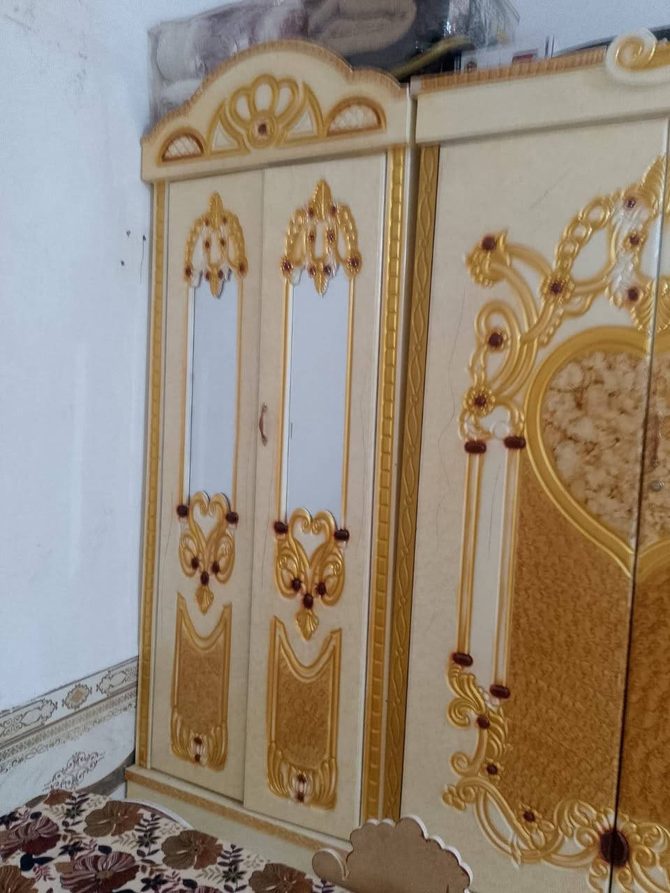 السلام عليكم ورحمه الله وبركاته 
غرفه اخشاب للبيع عوزها بس المرايه وتاج 
السعر ب 700وببها مجال للشراي وانه خادم 
للتواصل ع هذا الرقم ***********بيه واتساب
