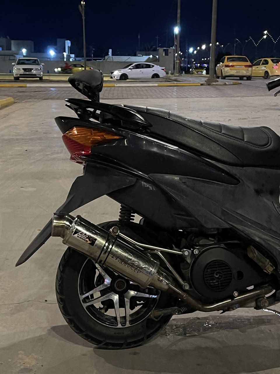 السلام عليكم
دراجة ادرس حديث ياباني للبيع الدراجة كلش حلوة وكاعدة لون فيلي بيه تزويد بسيط صالنصة رياضي ستيل ام الحساس اصلية مال رمبة وويلكب نجمة اصلي هم مال رمبة وبيها سبايدر اصلي كفراتها اصلية نوزل نظيف مكينة بجيس شرط خرسة نقوصاتها فقط عداد 
مكاني كوت خاجية شارع 40
للاستفسار :***********
