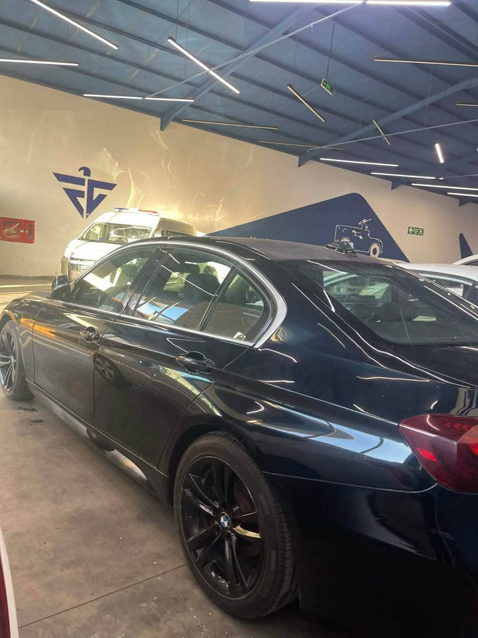 ⸻

🚘 للبيع: BMW 330i 2017 — معدّلة تعديل كامل (M Kit)

السيارة نظيفة وتكفيها نظرة 
البنيد والقمارة مغلف للحماية👌
مصروف عليها أكثر من 5,000$ تعديلات وصيانة ✅

التفاصيل:
▪️ موديل: 2017
▪️ اللون: أسود
▪️ العداد: 195 ألف كم
▪️ فول مواصفات
▪️ M Kit كامل
▪️ لايتات خلفية M CS
▪️ بطارية جديدة
▪️ دبلات جديدة
▪️ حدادية كاملة جديدة (أذرع، قطع، كلشي)
▪️ أدَامة كاملة للمحرك
▪️ سحب بارد

الحادث:
واردة أمريكا / كوبارت
الحادث بالجنطة الخلفية فقط
تم تبديل قبق الجنطقه فقط فقط فقط وبيها بارد بالجاملاغات االخلفيه ✅
لا تأثير على الشاصي ولا على المكينة

📍 الموقع: اربيل
💰 السعر: 19,000$ وبي مجال
📞 التواصل خاص أو اتصال ***********

السيارة جاهزة، تركب وتتوكل 👌 ما تحتاج شي نهائيًا أربيل, العراق
