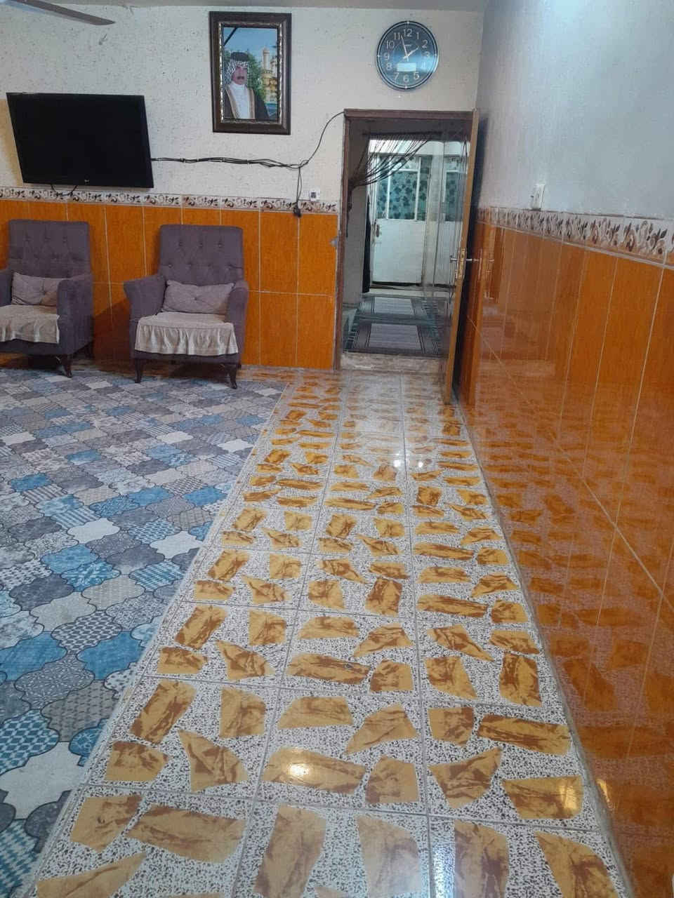 دار البيع مللك طابو صرف مساحته ١٠٠ متر واقع حال ١٠٥
الواجهه ٥ ونص ونزال ٢٠ طابق الاول  طرمه مساحته واسعه 

واستقبال مساحته هم واسعه  وغرفه ومطبخ  وحمام 

وطابق ثاني غرفتين   البيت عكاده بناء قديم 

حي اور  حسينيه المصطفى  

شارع المدارس أو  شارع سكلات محله ٣٢٩ 

السعر ١٧٥

‏ ‭٠٧٧٤ ٦١١ ٧٧٢٨‬
