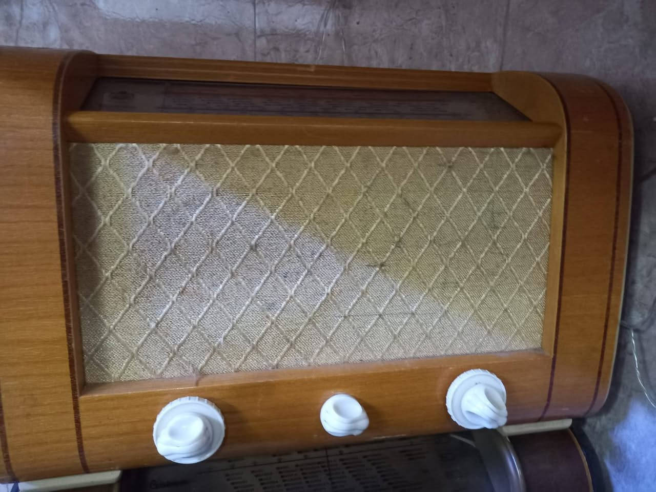 راديو لمبات شغال بس الخيط فالت بدون fm السعر ٦٠ الف وبي مجال السعر
***********
