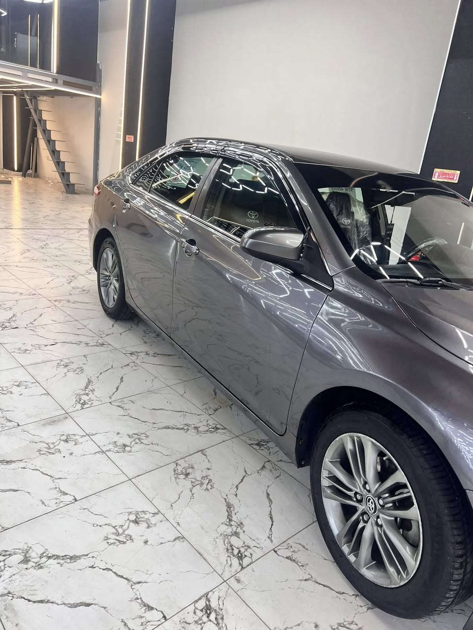 سلام عليكم مرخصت الادمن كامري 2016 SE البيع سياره بسمي تحول ثاني يوم سياره بيه ضربه بمج وجملغ خلفي مابيه دواخل سياره  ماشيه بل 300 الف محرك 2500 لا تنقص ولا شي كير تمام 
سياره تاخذه متصرف عليه هواي يردله كم شغله وصورت سونار مرفقه بل منشور سياره رايده 135 وبيه مجال ال طيبين رقمي متواجد وتساب تصال ***********
