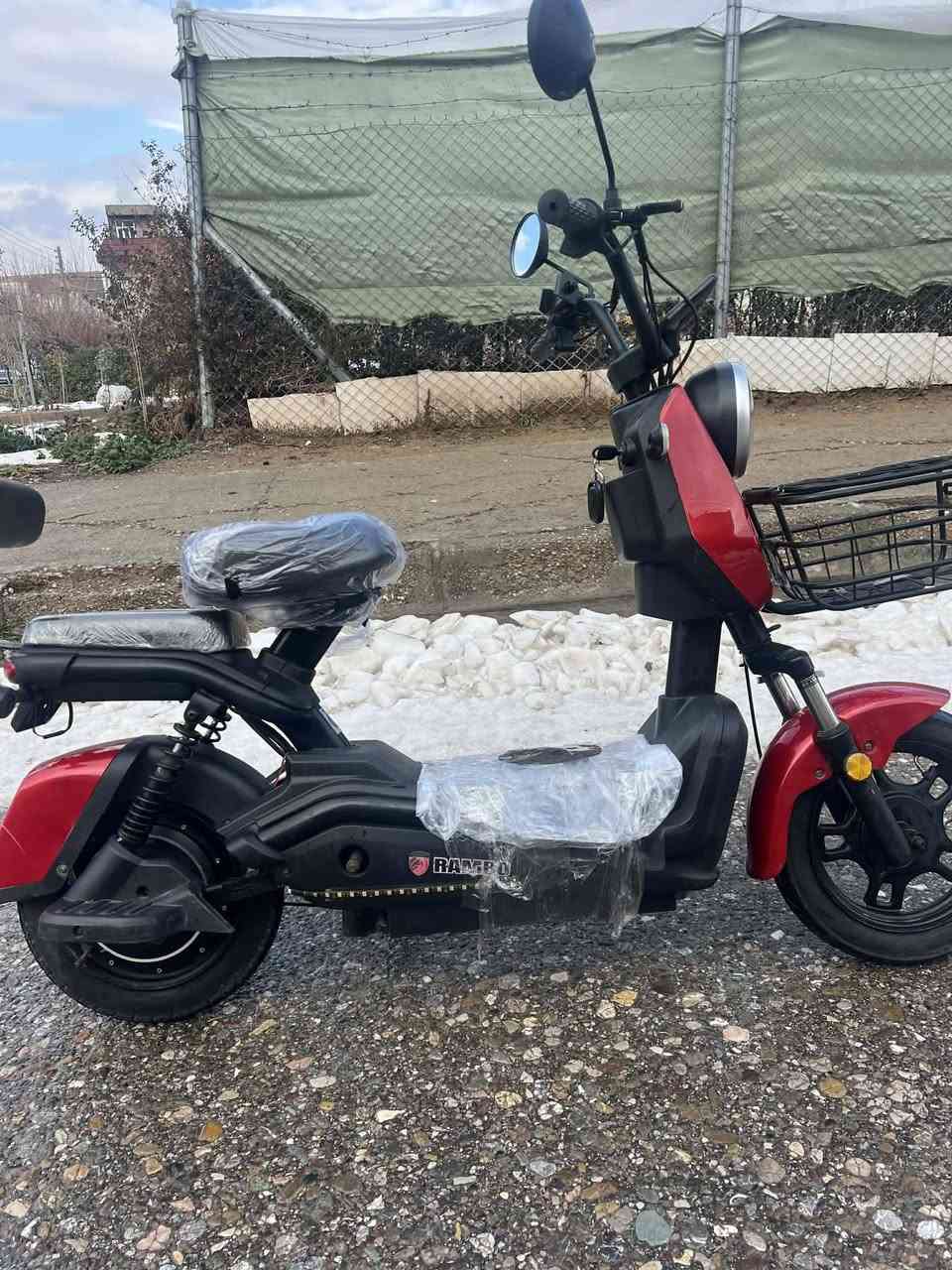 السلام عليكم للبيع دراجه شحن او مراوس فول مواصفات بصمه تشغيل عن بعد كهربائيات كله شغاله وسويج ما ناقصه اي شي بطاريات بشرط تايرات جديد بريكات اشاير لد نهاري لايت زنون 4بطاريات و3سرع المكان شقلاوة والشراي اجيبه اربيل سعره 250وبيه مجال بسيط رقم الاتصال ***********
