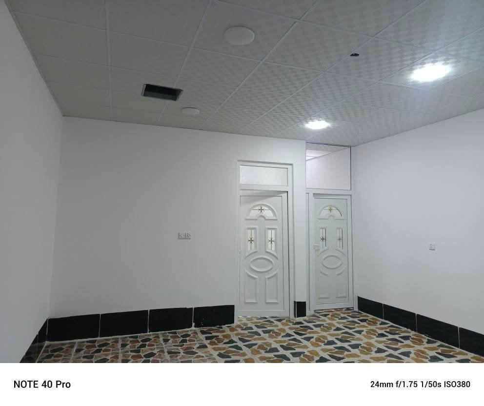 #دار للبيع:--#مساحة 154م--
#موقع:-- بنجاعلي خلف سوك قرب جامع رقيب
⬇⬇⬇⬇
............... 
#بناء فول مواصفات
................... 
#فول سيراميك
............... 
نظام دكت مركزي
................ 
فرع عريض 
............. 
محتويات 
 /غرفتين  نوم+مطبخ+هول +استقبال +صحيات 
كراج 
........................ 
سعر ٣٦ مليون بيه مجال قليل
.............................. 
للاستفسار اتصال عالرقم
 
***********
