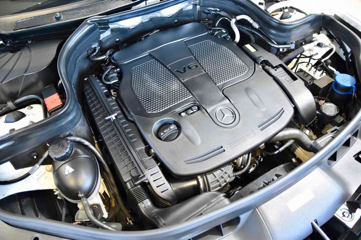 السلام  عليكم
السعر  185 ورقة 
مرسيدس بنز GLK 350
للبيع موديل 2014
رقم بغداد  
السيارة نظيفة جدا خالية من كل نقص 
زيرو مسج
بصمة
داخل اسود جلد 
شاشة تحديث من شركة مرسيدس 
شاشات خلفية
خمس ابواب بصمة 
تدفئة كشنات أمامية
محرك   3500 
6 سلندر
سيدي جنجر 6 أقراص
شاشة كبيرة وسطية وكاميرا خلفية 
حساس مطر
نظام اقتصادي ايكو 
اطفاء ذاتي 
بارك ذاتي عند فتح باب السائق 
ليد أمامي
تحكم ستيرن 
مثبت سرعة 
ويل كب 20
بانوراما 
محرك اقتصادي 
وارد امريكي   ضربتة دعامية ومبدل نفس اللون 
اعلى فئة في glk 
***********
