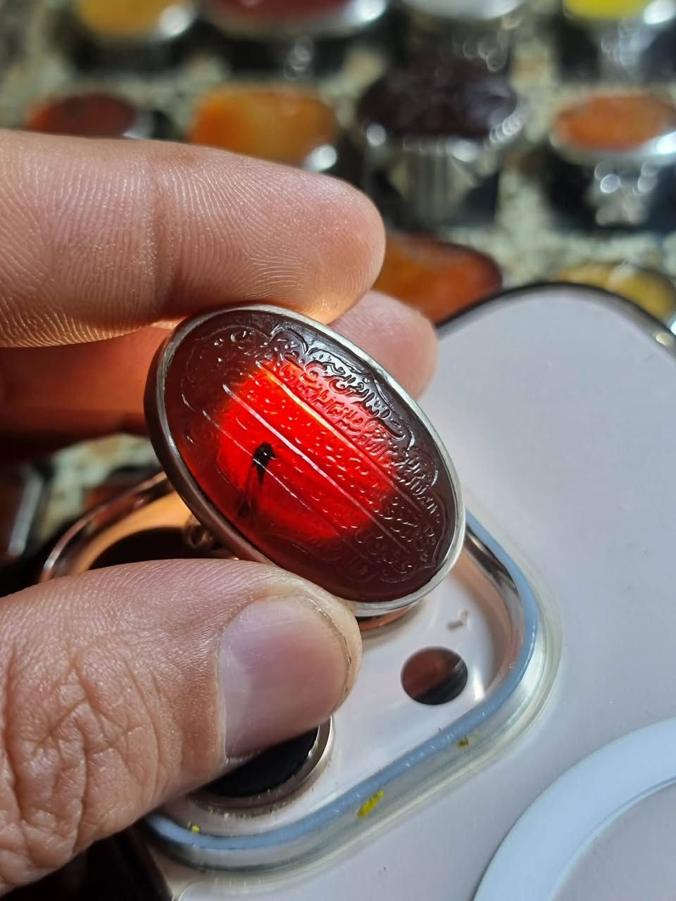 عقيق يماني كرز الكرز مخطوط خط يدوي 
                  🔥ايه الكرسي المباركه كامله 🔥
قياس الخاتم  ٢٢
قياس الحجره  ٣ سانتيم
بصياغه يدويه ثقيله يوجد توصيل  المحافظات 
*********** واتساب أو اتصال
