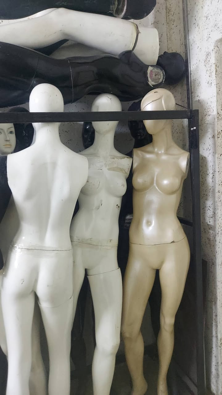 السلام عليكم مالكانات للبيع العدد 10
قواعد زجاج و حديد 
مع ستاندات حديد ثقيل متحركة عدد 2
و ستاندات ثابتة 
 و رفوف زجاج
***********
بغداد
