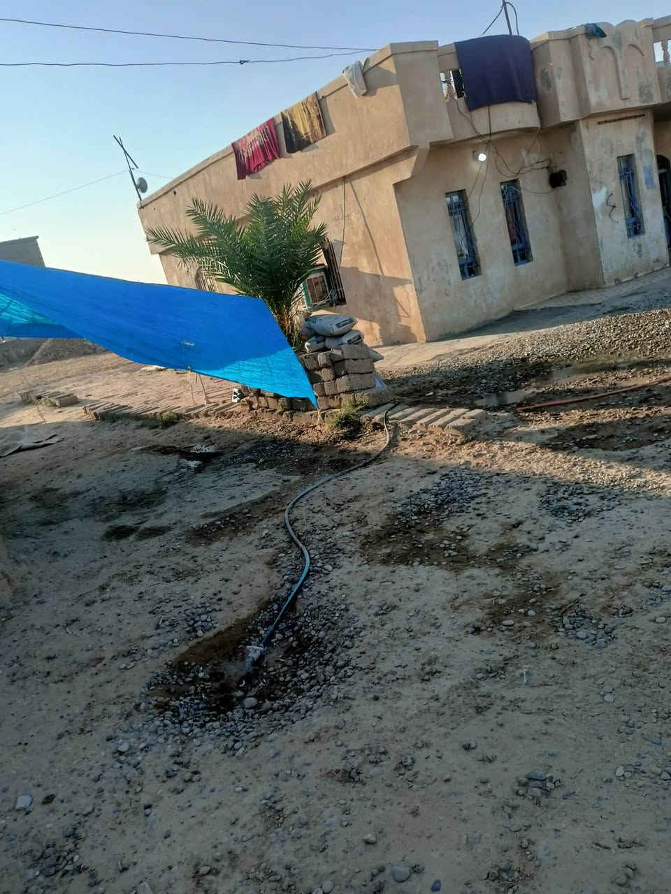 سلام وعليكم بيت للبيع بلحويج السعر مناسب جدأ السعر25 للاتصال ***********
