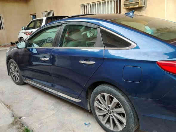 السلام عليكم 
هونداي سوناتا 
موديل 2017
فول مواصفات 
فتحة سقف سلايد روف
كشن كهرباء وهيتر 
شاشة كبيرة شاشة اعطال 
حساسات 
كامرة دوارة 
رادار جانبي 
كشنات جلد 
شاشة اعطال 
السيارة جاهزة للاخير ماناقصها كلشي ماشية 84 
حادثها فقط جاملق سكن وربع البنيد 
السعر (135) وبها مجال بسيط 
مكانها بغداد الراشدية 
رقم الهاتف  (***********) بغداد
