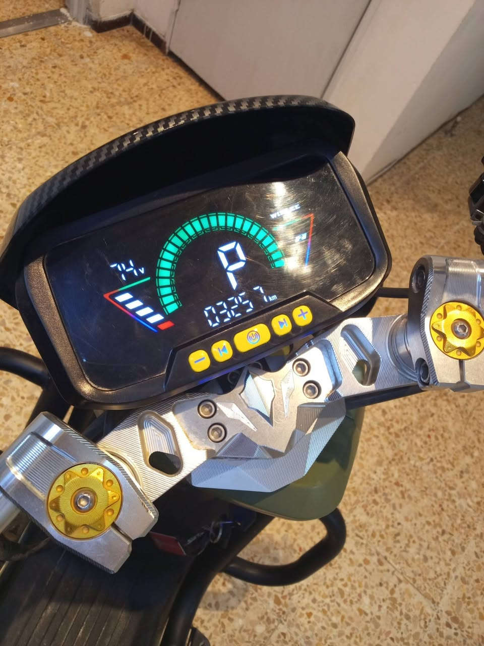 دراجة شحن محدثة R9 للبيع الدراجة جديدة بلوتوث جهاز انذار سويج عدد 2 موجودة بالصالحية  السعر 950 وبيها مجال قليل متواجد على الفيس *********** واتس
