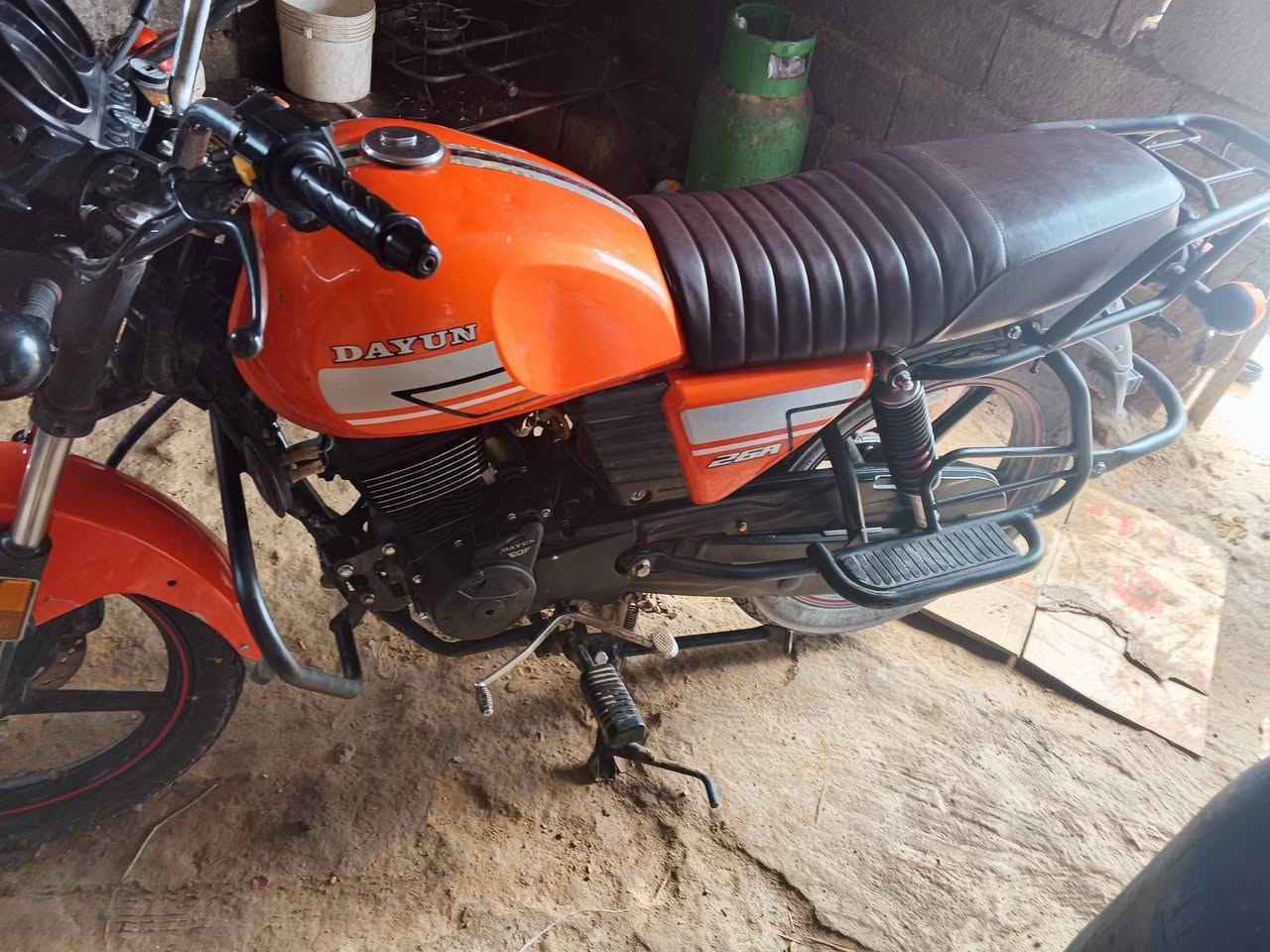 السلام عليكم دراجه للبيع موديل 22 اوراق سكينات مكان عشاء النجف سعرل
***********
