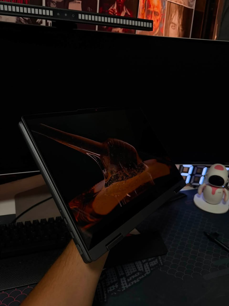 للبيع Lenovo IdeaPad 5 2-in-1
الشاشة oled 😁

* المعالج: Intel Core i7-13620H
* الرام: 16GB
* التخزين: 512GB SSD
* الشاشة: 14” WUXGA OLED Touch
* قابل للدوران 360°
* ويا قلم 
* اللون: Luna Grey
* كرت الشاشة: Intel UHD Graphics
* عدد دورات الشحن: 4 فقط
استخدام اسبوعين فقط وعندي صورة للوصل بس لا اكثر 

الحاسبة جدا نظيفة لا شخط ولا شي وفول جديدة حرفيا

السعر 1,200,000 
مكاني بغداد الدورة 
رقمي واتس فقط ***********
