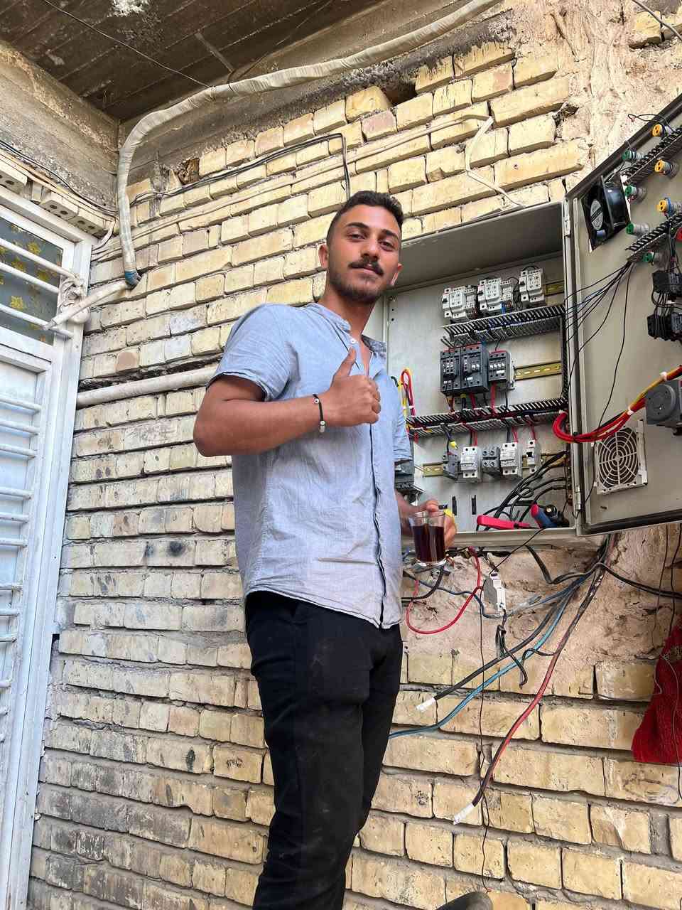 معلومة سريعة لأهل المنطقة ☀️
أغلب احتراق الأجهزة بالصيف سببه بورد قديم أو توصيل غير صحيح للـ ATS
مو بسبب الجهاز نفسه.
إذا تحب تتطمن على بورد بيتك، أسويلك فحص وأطيك ملاحظات شنو يحتاج تحديث حتى تحمي أجهزتك.
التقني حسين الربيعي
***********
