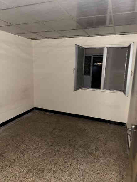 شقة طابق ارضي بالشقق البيض ب ٨٥٠ ألف شهريا للإيجار مطلوب عائله مرتبه  تلاثه نوم وصاله ومطبخ وخدمات وكراج وحديقة تقع على الشارع مال شقق ونظيف جداً ومصبوغه 
***********  مكتب جوهرة السيديه مجاور مدخل الخيزران
