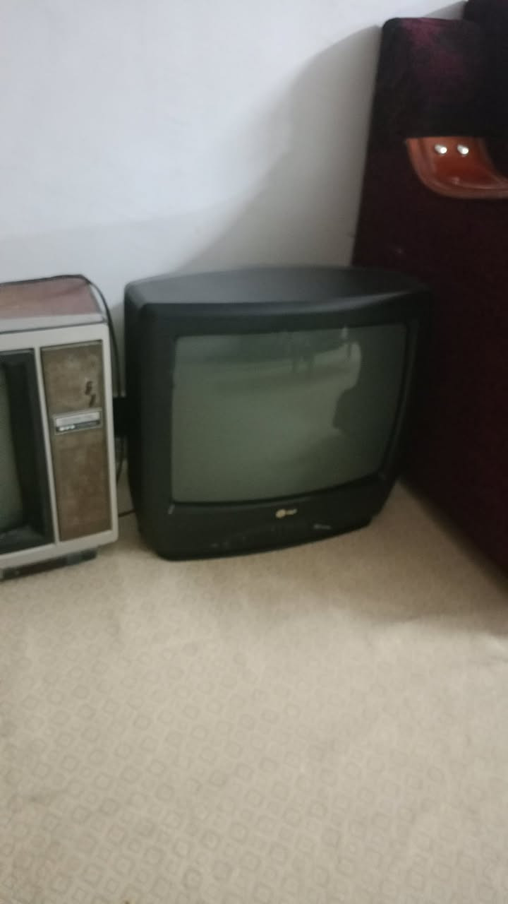 للبيع تلفزوانات شغالات مع ريمونات شغاله السعر  اثنينهم ب  60 بغداد الكرخ النضافه موضحه بصور الاسود نضافه 100 ب100 وثاني الصاجي 70 ب100
***********
