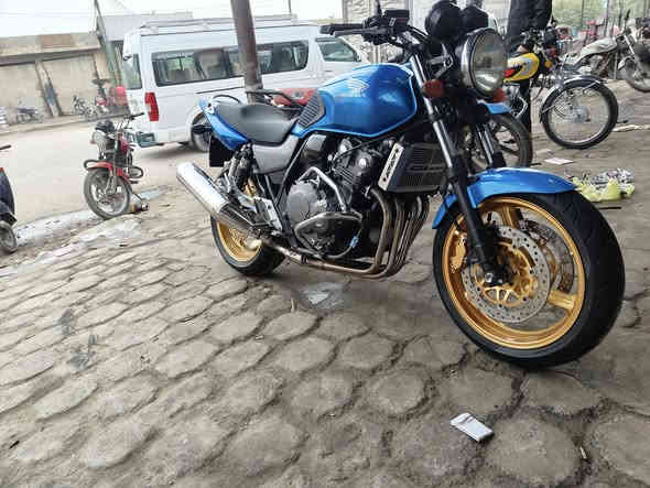 دراجة للبيع سي بي فور موديل 2013 
مكفولة كفالة عامة المكان كربلاء 
رقم الهاتف ***********
