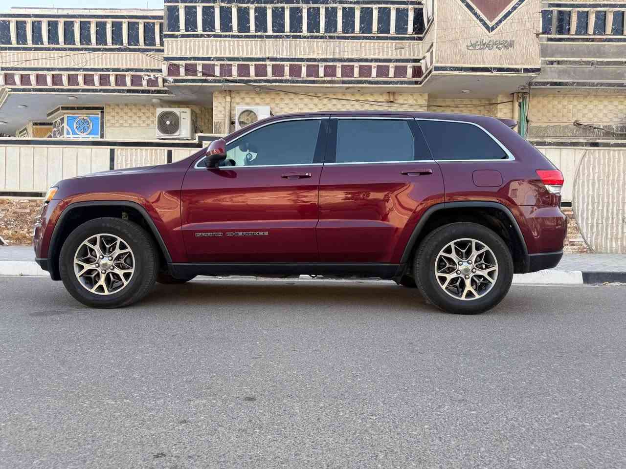 Jeep - Grand Cherokee
جيب - كراند شيروكي - لاريدو
الموديل : 2017
وارد امريكي تقرير غرق نص الويل تقريرها تعمل وتسير
السيارة نظيف وكفالة
- كامرة خلفية
- داخل جلد 
- نظام تشغيل واطفاء المحرك اوتماتيكي للتوفير من صرف *الوقود ( Auto Stop ) .
- بروجكتر امامي زنون .
- حساسات خلفية.
- نظام تدفئة المري
- نضام ECO لتقليل صرف البنزين .
- نضام SPORT .
- نضام Cruise لتثبيت السرعة .
- شفتات ستيرن .
- كشافات ضباب خلفية .

* حدادية جديدة امامي خلفي
* طخم تاير جديد 
* لايت عالي ناصي زنون

*********** Singapore
