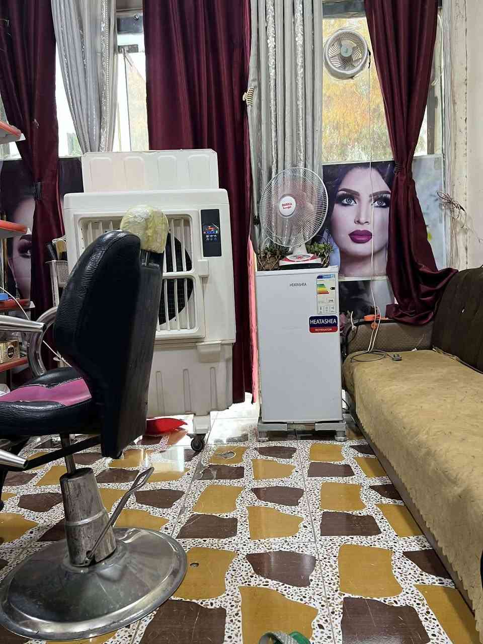 سلام عليكم عندي صالون نسائي للبيع الاتصال ***********
