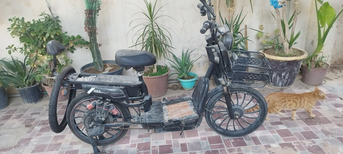 دراجة شحن
3 بطاريات جديده اصليات
تاير جديد بعدني مشاده عليه 
يحتاجله ترتيب لان هامله 
يفيد العنده شغل سعره مناسب 175الف
***********
