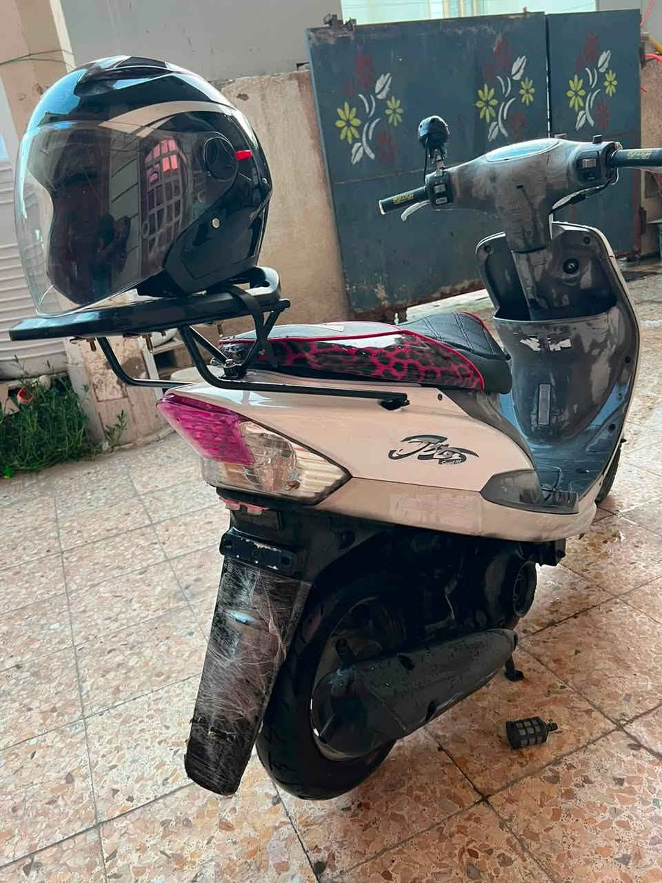 السلام عليكم ماكس قجمه محرك مفتوح ولفات شلعه معدل فول الدراجة جاهزه مابيها نقص كلشي شغال سلف هندر اشاير هورن لايتات عينه كيج سرعه كيج بانزين بريك بل مكان  عنواني البصره الجبيلة *********** السعر 575 وبيها مجال قليل
