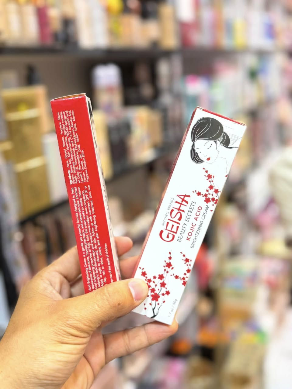 GEISHA BEAUTY SECRETS KOJIC ACID BRIGHTENING CREAM
كريم غيشا العالمي 
سر من اسرار الجمال ب حمض الكوجيك

فوائد المنتج:

اقوة كريم تفتيح البشرة: يحتوي على حمض الكوجيك المعروف بقدرته على تقليل التصبغات والبقع الداكنة.

توحيد لون البشرة: يساعد في تحسين مظهر البشرة غير المتجانسة.

مكافحة الكلف والنمش: يقلل من ظهور الكلف والنمش الناتج عن الشمس أو التغيرات الهرمونية.

تفتيح آثار حب الشباب: يساهم في تفتيح البقع الناتجة عن الحبوب.

ترطيب خفيف: يحتوي عادةً على مكونات مرطبة بجانب حمض الكوجيك لتحسين نعومة البشرة.

البشرة المستهدفة:

مناسب لجميع أنواع البشرة، خصوصاً:

البشرة التي تعاني من التصبغات أو الكلف.

البشرة الباهتة وتحتاج إلى تفتيح وإشراق.

البشرة التي تعاني من آثار حب الشباب.
ملاحظة: أصحاب البشرة الحساسة يُفضَّل أن يجربوه أولاً على جزء صغير من الجلد، لأن حمض الكوجيك قد يسبب تهيج
المنتج اصلي ١٠٠


**إذا كنت صاحب هذا الإعلان وتريد حذفه لأي سبب، رجاءا أرسل رسالة إلى الدعم الفني**
