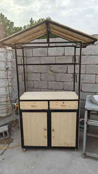 كشك ماكولات سريعة او قهوى او عصائر مع قلاية مميزة ومختلفة وفريدة من نوعها بنظام ستنال ستيل (الحديد اصلي مشتغليه وكله مغلون ) مع الطاوات الاصلية حجم 50cm السعر 700الف قفل مكاني بالبصرة/گرمة علي(اذا ما تريد تشتري وتكسر بالسعر لا تتصل علي لو سمحت لو سمحت لو سمحت) لان اني عرضتهم ابلاش وكسر  وماكو هيچ ميز بالعراق كله هندستي وشغلي  فالي عنده مشروع  نال فنگر وفلافل او مقليات ويريد يفتحه على باب الله  فهذا سعر كلششش مناسب بدال ما تروح تشتريلك شي جاهز ويكلفك اكثر وجودته مو بهاي المتانة والقوة والي يريد يشتريهم يتصل على رقمي (واتساب +اتصال)
*********** البصرة
