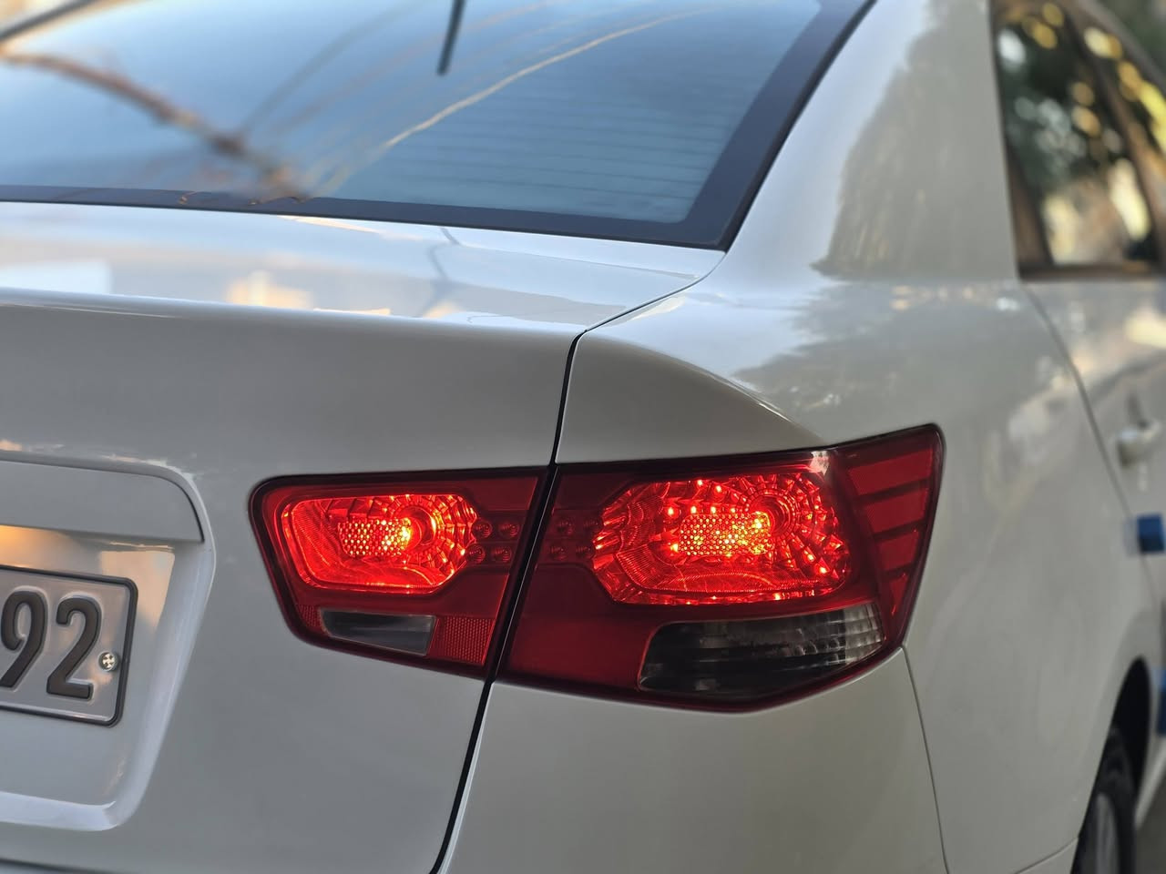 سلام عليكم من رخصت لادمن المحترم عندي كيا سيراتو موديل 2011 بيهه بس قطعه وحده  صبغ وبيهه هاي طخه بلباب الخلفي سياره كلش جديده اني شخص ثاني من مالكها من شركه حته كتلوكات الشركه بيها  محرك كير مكفول مامفتوح صدر امامي وخلفي جديد حته الهزه طلعت ١٠٠% محرك ١٦٠٠ شاشه كامرا مري شفط اشاير بالمري حافظه نظاره كيج حماوه دشبول ليزر تحكمات ستيرن كشناتها شركه ومغلفهن الهزه تنتهي ٢٠٣٠ مكاني بغداد قرب مطار بغداد رقمي ***********
