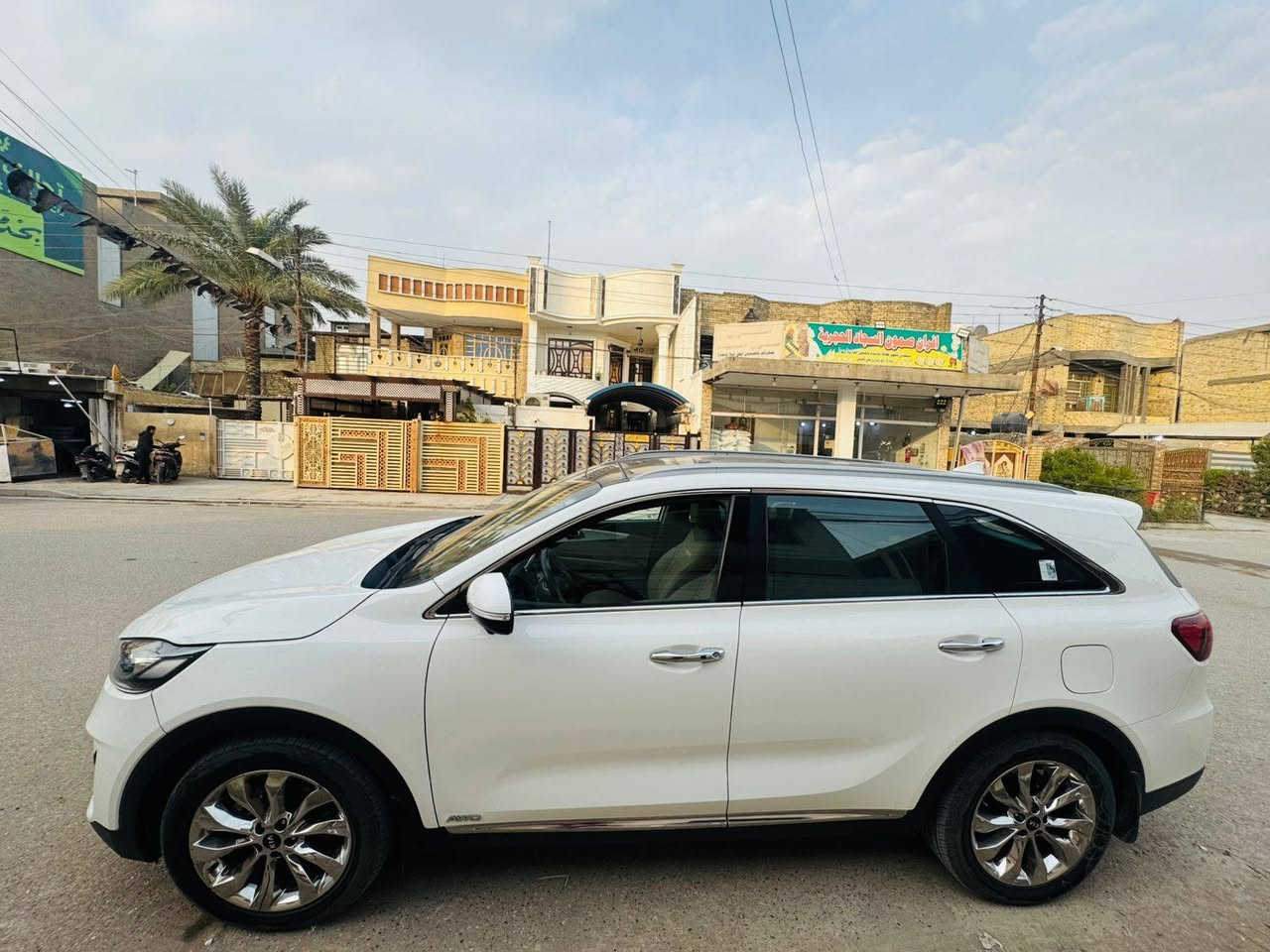 سلام عليكم 
سورنتو خليجي موديل 2019 ستة سلندر فول مواصفات ١/١ ماشية 100 الف سيارة جاهزة للاخير مكينة كير ما مفتوحات تبريد ثلج تخم تاير سيارة بيها بارد بسيط بالجاملغ الأمامي صفحة الصدر 
المواصفات :- 
خمس كامرات 
بصمة 
بنوراما 
فورويل
شحن وايرلس 
باب الصندوق كهرباء 
الكشنات الأمامي تدفئة/ تبريد 
الكشنات الأمامي كهرباء 
ثلاث قطع تبريد
سبعة راكب
سايد بريك دكمة 
بردات خلفية 
حساسات امامي خلفي
اوتوهولد 
صعود منحدرات 
مانع تزحلق 
كروز سرعة
مري شفط 
شاشة كبيرة (جي بي إس ) 
أربعة انضمة قيادة
اشاير بالمري 
ويل عالي كروم 
السيارة بعد بيها هواية مواصفات 

السيارة رقمها بغداد 
العوان :- بغداد 
السعر :- 265 ورقة 
الاستفسار :- *********** بغداد, العراق
